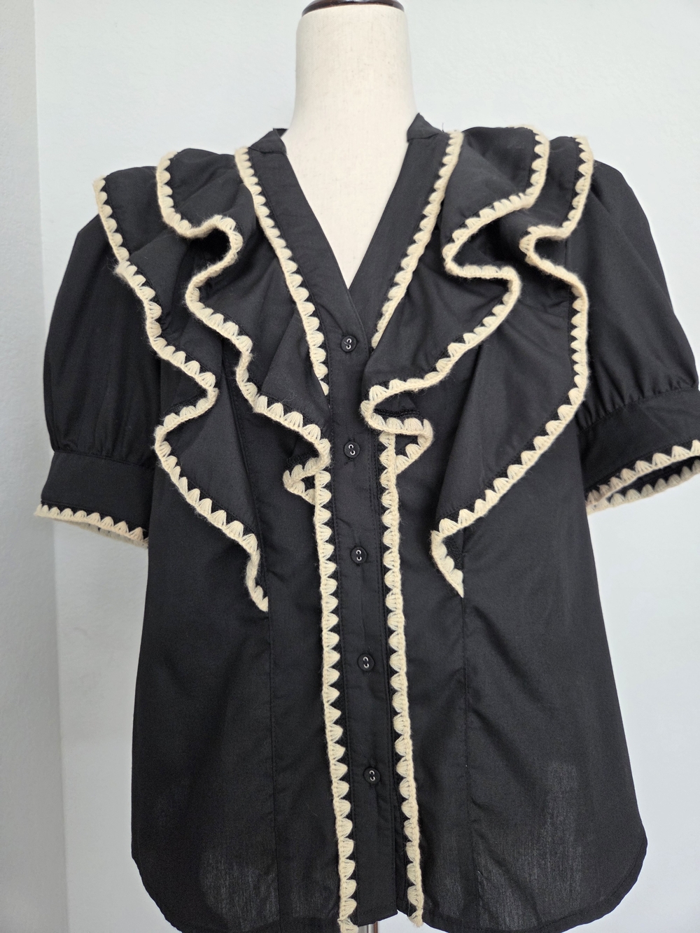 entro Black Button-Front Ruffle Trim Blouse with Cream Accents Large Boho